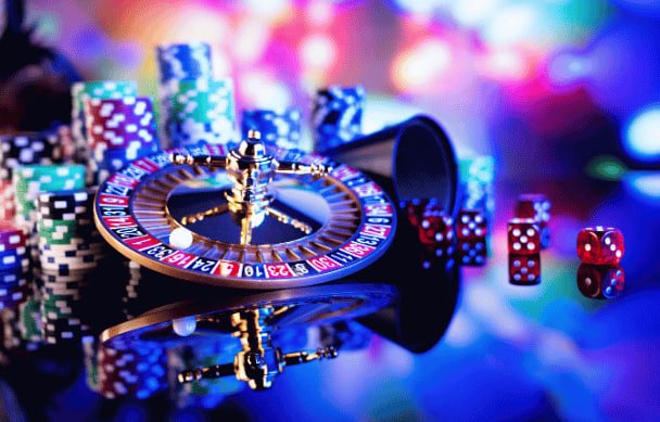 komandan slot platform interface showing slot games, live-dealer tables, and community features